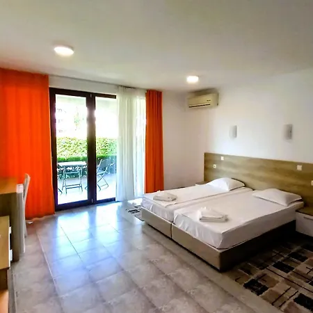 5-star Spacious Beachfront Apartment *