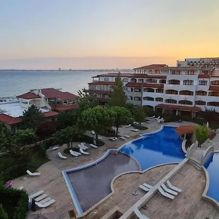 5-star Spacious Beachfront
